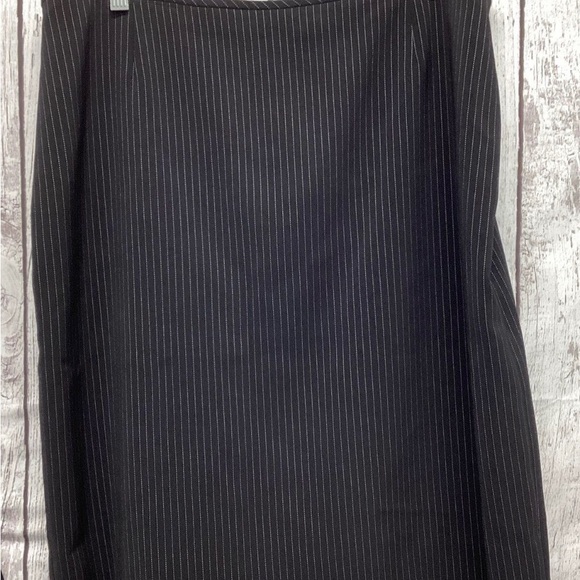 Tahari Women’s Black Pinstripe Suit Jacket and Skirt size 16 - Picture 4 of 6